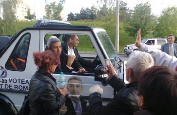 Dan Diaconescu, campanie electorală pe Podul de la Agigea: Să-l eliberăm pe Becali, sus poporul, jos ciocoii!